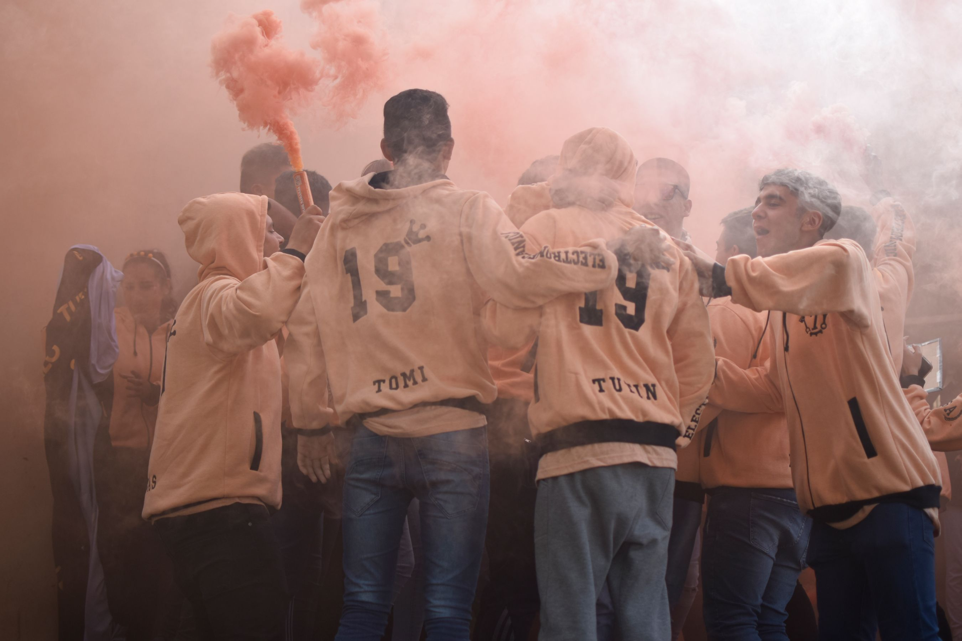 Egresados con ropa de promoción